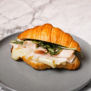 Croissant de Pavo y Queso Suizo