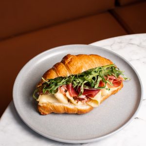 Croissant de Prosciutto y Queso Suizo